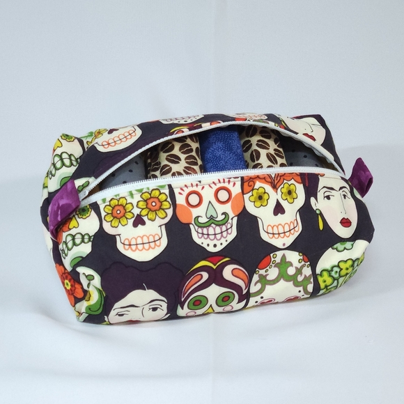 Make-up travel bag with Frida Kahlo and skull faces in eggplant - Picture 2 of 4